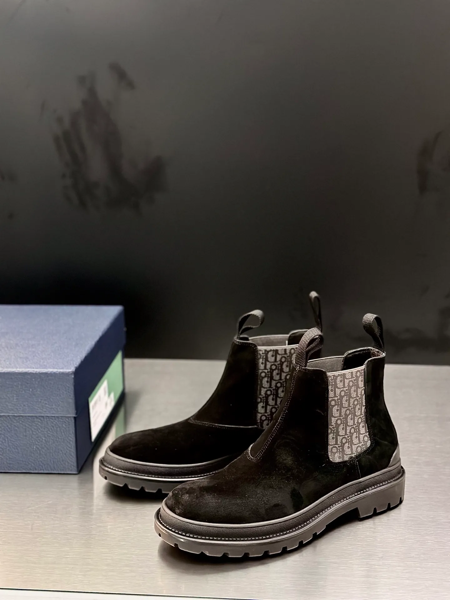 Men's shoes 💰920 Dior Dior high-top sneakers, top-quality goods produced in Dongguan, show version, leading counter trial style, Nappa cowhide material, light and breathable, soft and comfortable, easier to put on and take off, calfskin leather edging, distinctive sports style, genuine leather tongue Dior letter badge, showing the brand style, lightweight embossed pattern rubber sole, light and genuine leather feet, with original packaging Size: 39-40-41-42-43-44 (45, 46 customized) leather shoe size